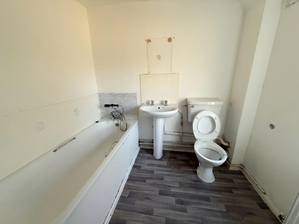 Lot: 78 - HOUSE IN NEED OF IMPROVEMENT - Bathroom with W.C.